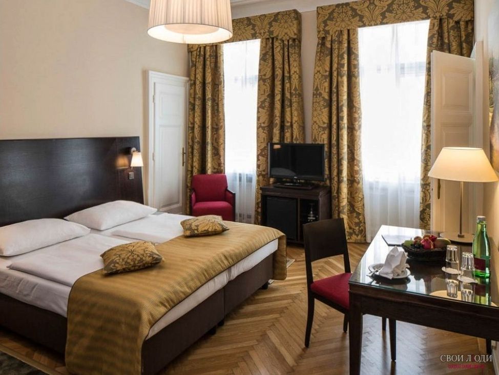 Luxury Suite mit Kingsize-Bett, warmem Licht und edlen Materialien